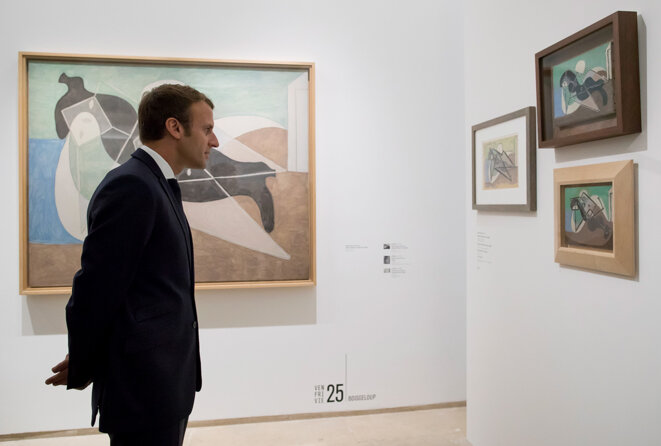 Emmanuel Macron lors de la visite de l'exposition Picasso 1931 : Année érotique au musée Picasso à Paris, le 8 octobre 2017.
