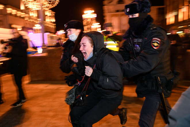 Arrestation lors d'une manifestation contre l'invasion de l'Ukraine par la Russie, à Moscou le 24 février 2022. © Photo Alexandre Nemenov / AFP