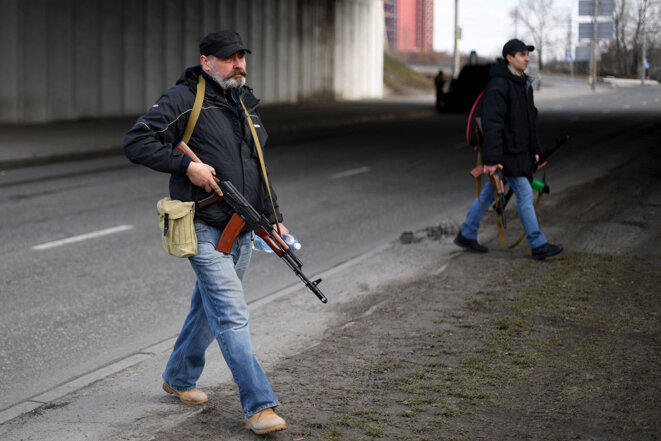 Des civils armés protègent une route à Kiev, le 25 février 2022. © Photo Daniel Leal / AFP