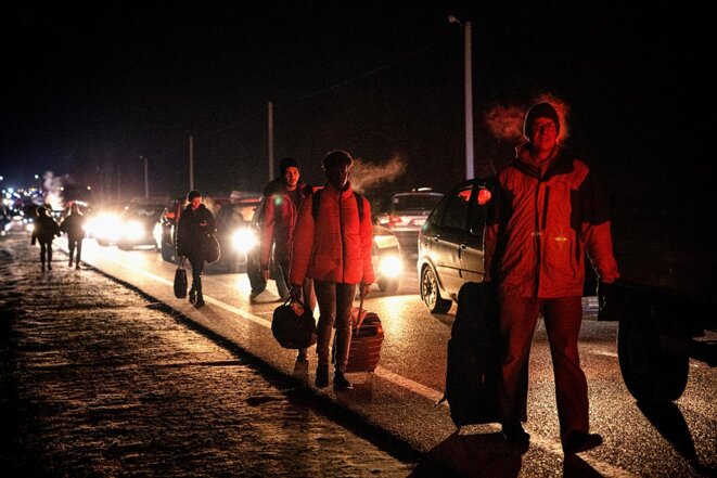 Des réfugiés ukrainiens arrivent au poste frontière polonais de Korczowa-Krakovets, dans la nuit du 2 au 26 février 2022. © Photo Dimitar Dilkoff / AFP