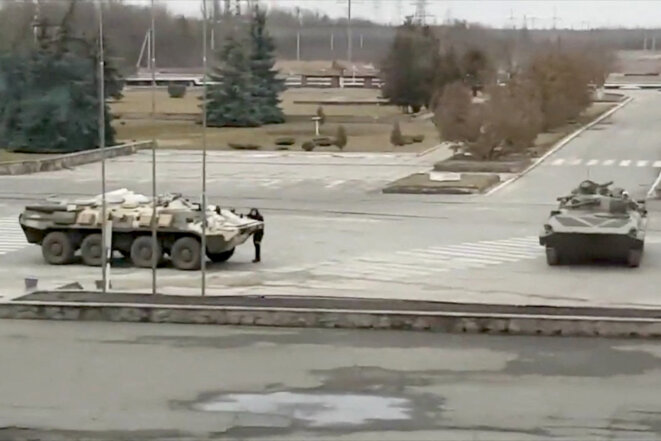 Capture d'image d'une vidéo montrant des véhicules blindés russes sur le site de la centrale nucléaire de Tchernobyl à Pripyat,  le 24 février 2022. © Photo EyePress News via AFP