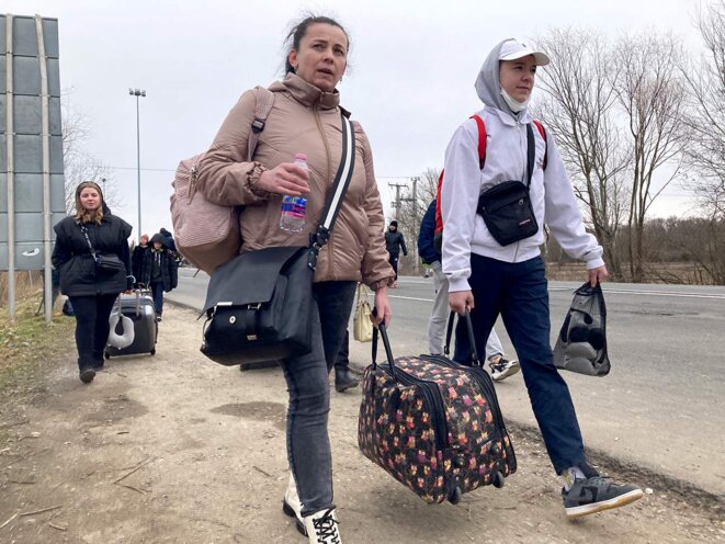 Arrivée de réfugiés venant d’Ukraine près du poste frontière de Beregsurány en Hongrie, le 26 février 2022. © Photo Corentin Léotard pour Mediapart
