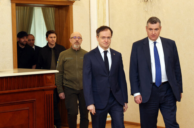 Gomel, le 28 février 2022. Arrivée des deux délégations pour les pourparlers à la suite de l'invasion russe de l'Ukraine. © Photo Sergei Kholodilin / Belta / AFP