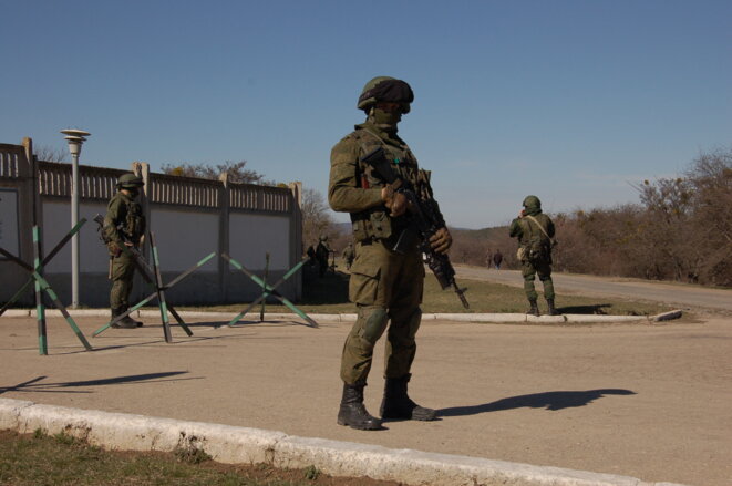 Une caserne ukrainienne de Crimée passée sous le contrôle de soldats sans insigne, 3 mars 2014. © Photo Amélie Poinssot / Mediapart