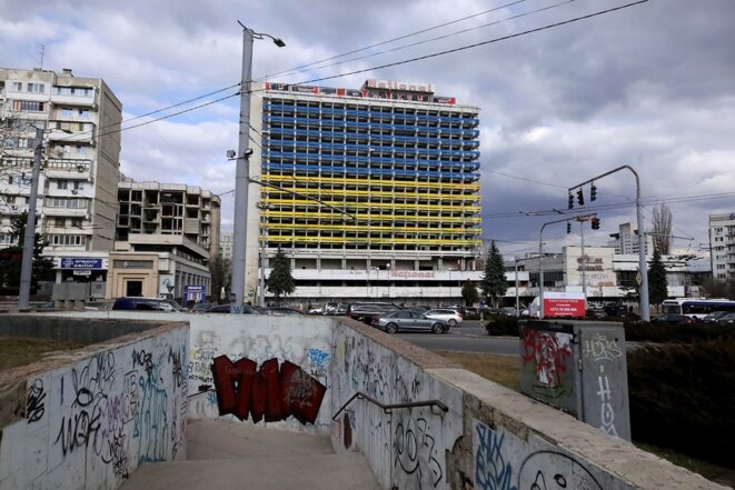 La façade de l’ancien hôtel National de Chișinău repeinte aux couleurs du drapeau ukrainien, le 28 février 2022. © Photo Laurent Geslin / Mediapart