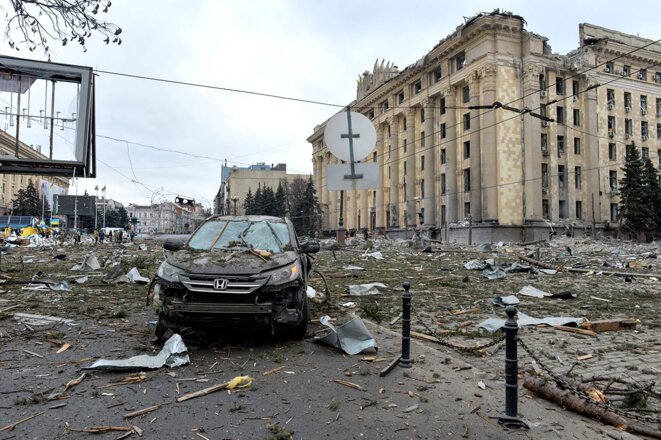 Le siège de l’administration locale de Kharkiv, après qu'il a été touché par un missile, le 1er mars 2022. © Photo Sergueï Bobok / AFP