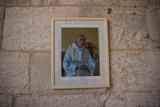 Un portrait du père Jacques Hamel, à l’église de Saint-Étienne-du-Rouvray. © Photo Sameer Al-Doumy / AFP