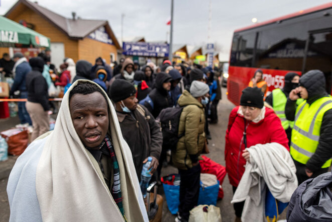Au poste-frontière piétonnier de Medyka dans l'est de la Pologne, le 27 février 2022. © Photo Wojtek Radwanski / AFP
