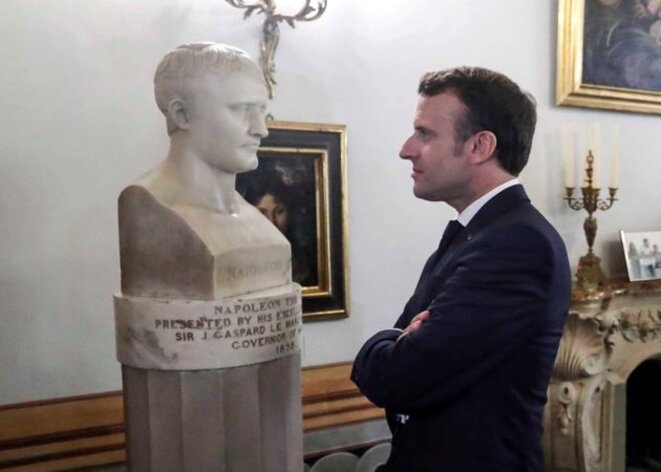 Emmanuel Macron devant un buste de Napoléon Bonaparte à La Valette à Malte