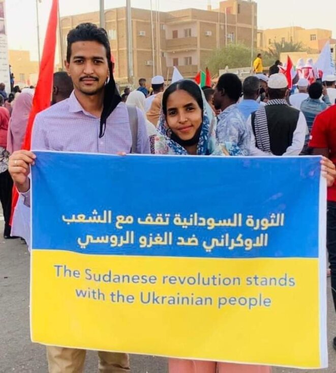 Des manifestant-e-s affichent leur solidarité avec l'Ukraine lors de la manifestation du 26 février à Khartoum (source : réseaux sociaux)