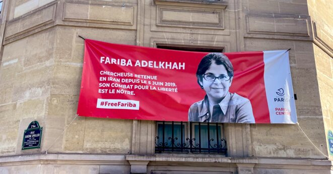 Banderole demandant la libération de Fariba Adelkhah, Mairie de Paris Centre © RRL