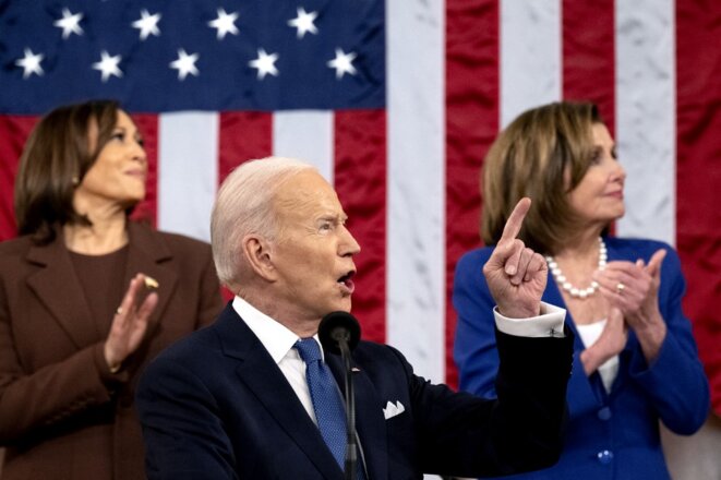 La vice-présidente Kamala Harris et la présidente de la Chambre des représentants Nancy Pelosi applaudissent Joe Biden le 2 mars 2022. © Photo Saul Loeb/pool/AFP