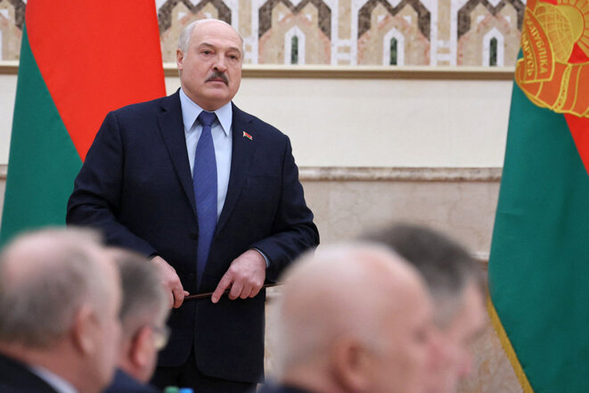 Alexandre Loukachenko présente un plan de combat en Ukraine aux côté de la Russie devant son conseil de sécurité, le 1er mars 2022. © Photo distribuée par le cabinet présidentiel du Bélarus / EyePress via AFP