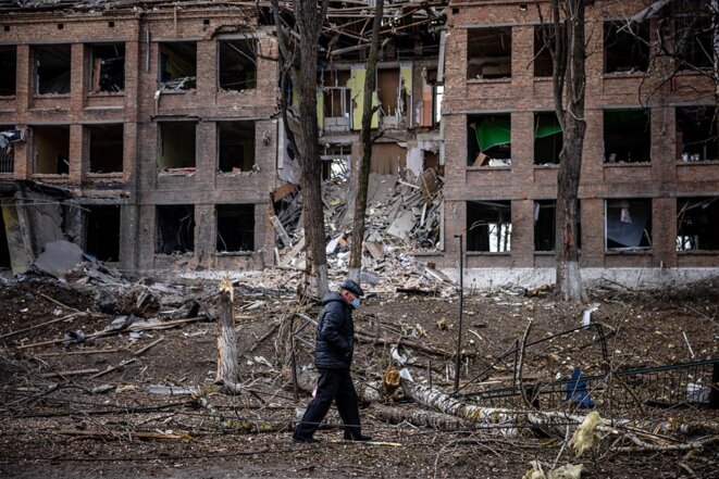 Un bâtiment détruit après une attaque de missile russe à Vasylkiv, le 27 février 2022. © Photo Dimitar Dilkoff / AFP