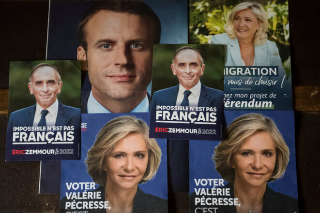 Des affiches de Marine Le Pen, Éric Zemmour, Valérie Pécresse et Emmanuel Macron. © Magali Cohen / Hans Lucas via AFP