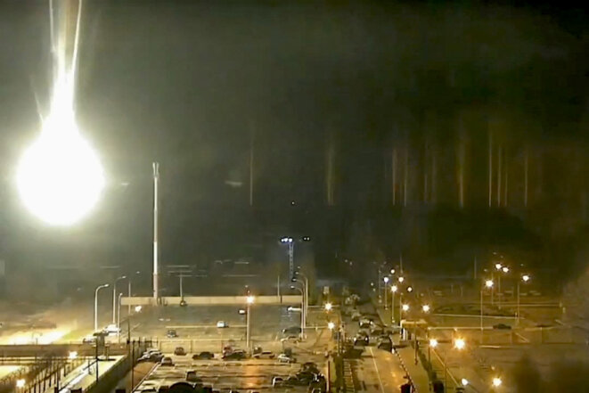 Image extraite d’une vidéo de la centrale nucléaire de Zaporijia, lors de l’attaque des forces russes, au matin du 4 mars 2022. © Autorité nucléaire de Zaporizhzhia/ Eyepress via AFP