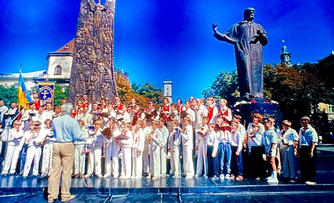 Photo ©ArnaudGaly prise en 1999 lors de la Journée de l’Indépendance devant la statue du plus célèbre poète de l’Ukraine Taras Chevtchenko.