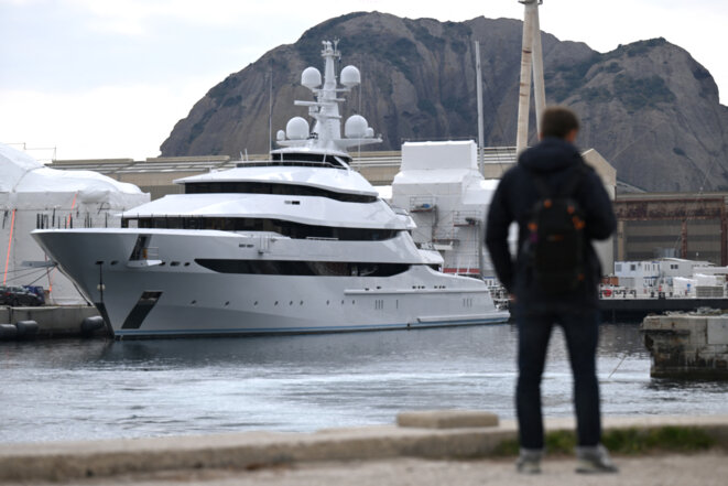 Le yacht « Amore Vero » au port de La Ciotat, le 3 mars. © Nicolas Tucat / AFP