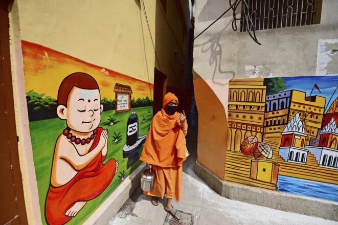 Un moine hindouiste à la sortie d’un bureau de vote de Varanasi, en Inde, le 7 mars. © Photo Sanjay Kanojia / AFP