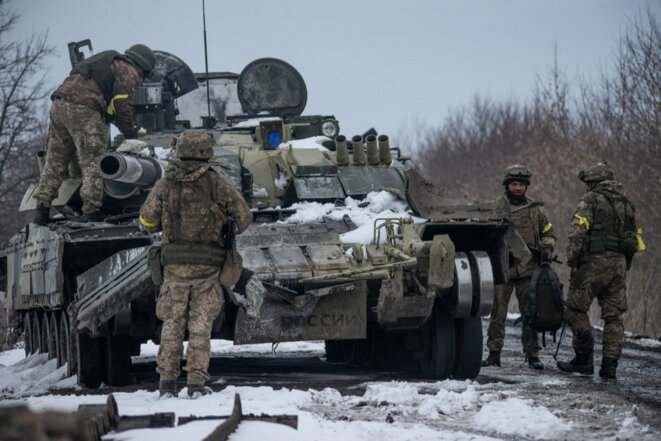 Des soldats ukrainiens inspectent un véhicule abandonné par l'armée russe dans la région du Donbass, le 7 mars. © Photo EyePress News / EyePress via AFP