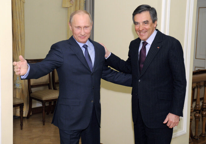 Vladimir Putin greeting former French PM François Fillon at his official residence near Moscow, March 21st 2013. © ALEXEY DRUZHININ / RIA-NOVOSTI / AFP