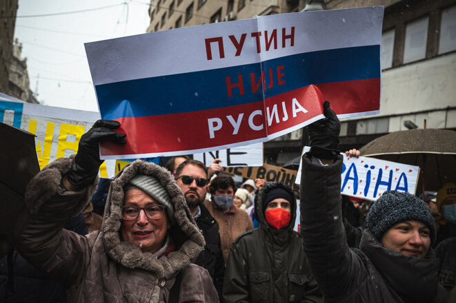 Des manifestantes portent une pancarte indiquant "Poutine n'est pas la Russie" à Belgrade, le 6 mars 2022. © Photo Andrej Isakovic / AFP