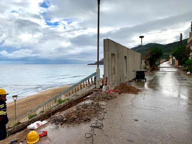 Aux abords de la plage de Trouville, à Oran, un mur s'érige contre les départs clandestins par la mer. © Nejma Brahim / Mediapart