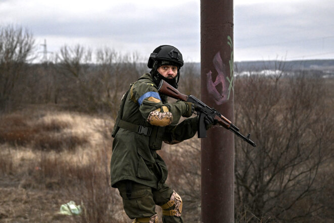 Un militaire ukrainien à Irpin, le 13 mars 2022. © Photo Aris Messinis / AFP