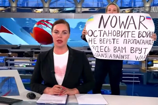 La journaliste russe Marina Ovsïannikova a fait irruption avec une pancarte critiquant l’invasion militaire de l’Ukraine dans le JT du soir de la chaîne russe Pervy Kanal. © Capture d’écran YouTube