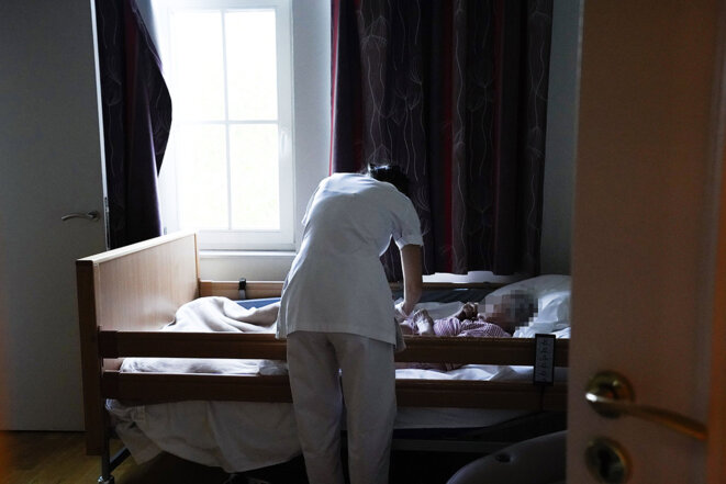 Une aide-soignante s’occupe d’une résidente dans un établissement Orpea, en novembre 2020. © Photo Daina Le Lardic / Isopix / Sipa