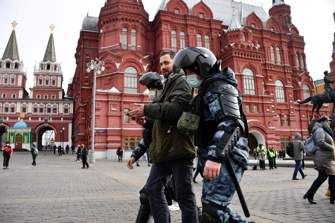 Moscou, le 13 mars 2022. Des policiers arrêtent un homme lors d'une manifestation contre l'action militaire russe en Ukraine. © Photo AFP