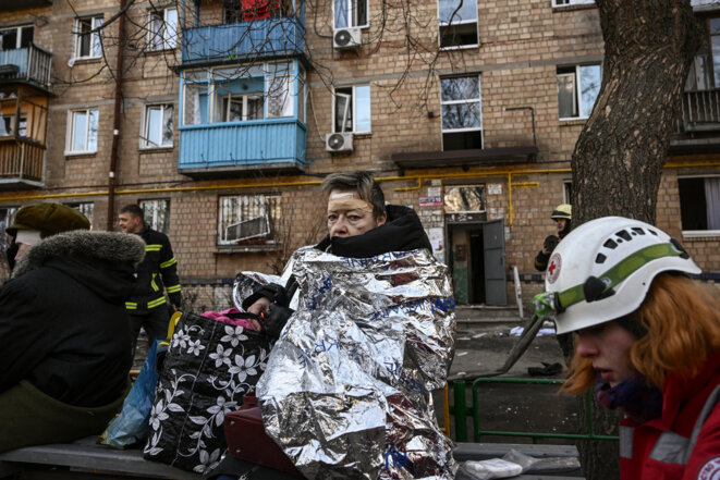 Une femme blessée recevant des soins à Kyiv, le 18 mars. © Photo Aris Messinis / AFP