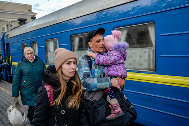Des habitants de la ville d’Odessa se précipitent pour prendre un train à la gare centrale, le 9 mars 2022. © Photo Bulent Kilic / AFP