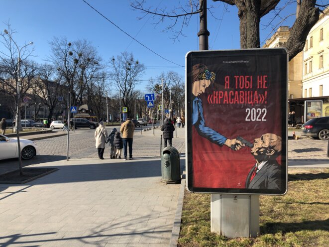 Dans les rues de Lviv, la propagande s'étale sur les panneaux publicitaires. Ici : « Je ne suis pas "ta belle" ! » © Photo Christophe Gueugneau / Mediapart