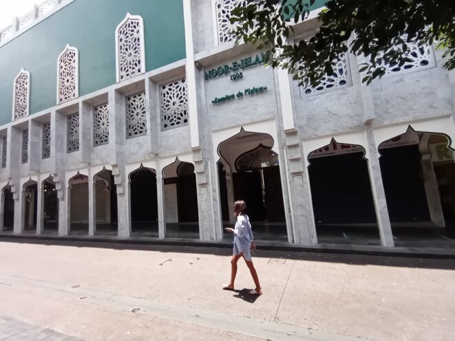 Au cœur de la ville de Saint-Denis de la Réunion, la mosquée Noor-e-Islam est un bijou architectural. © JS