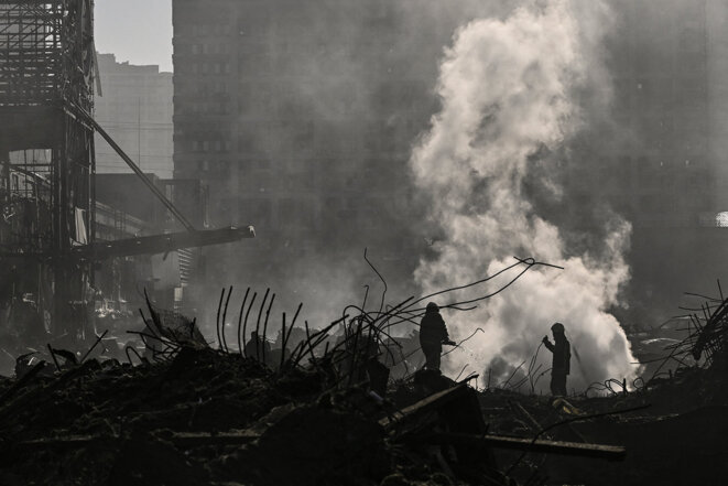 Le centre commercial Retroville de Kiev détruit après une attaque russe, le 21 mars 2022. © Photo Aris Messinis / AFP