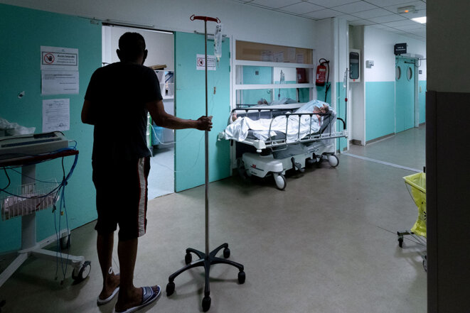 Dans le couloir du service des urgences de l'hôpital Delafontaine à Saint-Denis, le 17 juillet 2020. © Photo Joël Saget / AFP