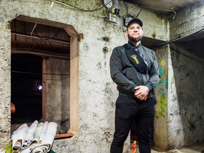 Vlad, 31 ans, dans les caves de son immeuble transformées en abri. © Hervé Lequeux (Hans Lucas)