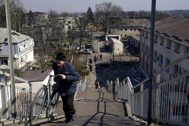 Marioupol, le 21 mars 2022. Des civils évacués le long des couloirs humanitaires de la ville sous le contrôle de l'armée russe et des séparatistes pro-russes. © Photo Stringer / Anadolu via AFP