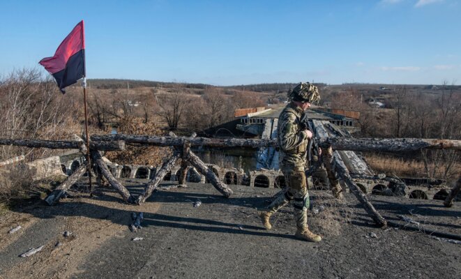 Des soldats ukrainiens sur la ligne de front du Donbass, dans l'est de l'Ukraine, combattent des rebelles soutenus par la Russie. © Eyepress News / via AFP