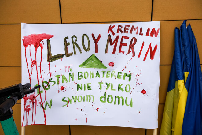 Des dizaines de personnes protestent à Gdansk, en Pologne, contre Leroy Merlin, le 22 mars 2022 © Michal Fludra / NurPhoto via AFP