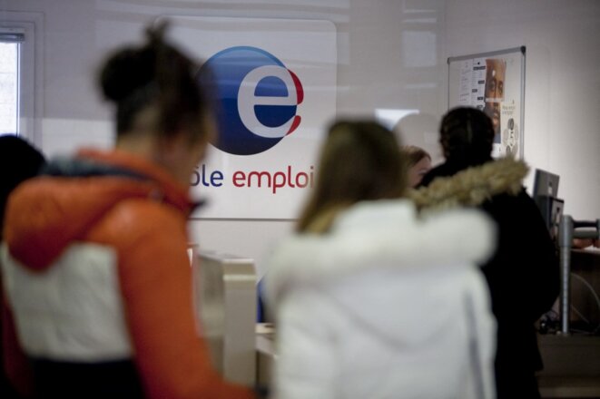 Des demandeurs d’emploi font la queue a l’accueil d’une agence Pôle emploi, à Gap en mars 2022.