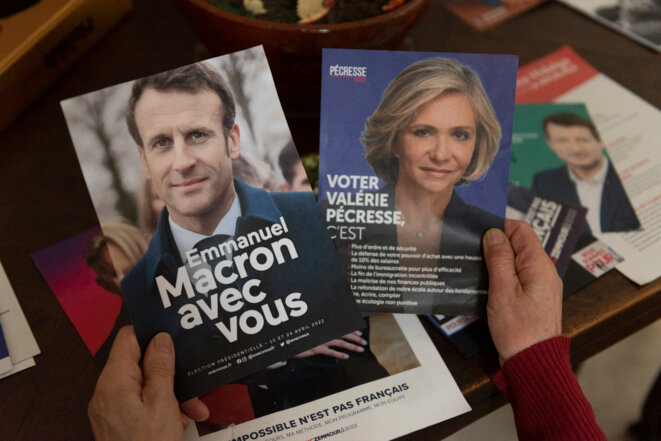 Spot the difference: campaign leaflets from Emmanuel Macron and Valérie Pécresse. © Magali Cohen / Hans Lucas / Hans Lucas via AFP
