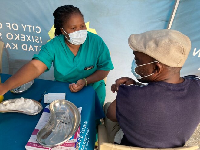 Vaccination dans le bidonville de Khayelitsha (Afrique du Sud), en février 2022. © Photo Rozenn Le Saint