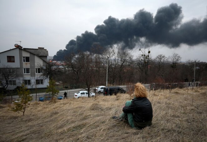 Un panache de fumée s’élève au-dessus de Lviv, le 26 mars. © Photo Aleksey Filippov / AFP