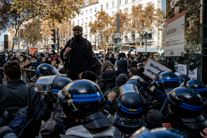 Rassemblement contre la venue de Jordan Bardella à Lyon, pour une émission de CNews, le 24 novembre 2021. © Photo Nicolas Liponne / Hans Lucas via AFP