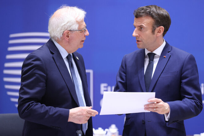 Emmanuel Macron et le haut représentant de l'UE pour les affaires étrangères Josep Borrell lors du conseil européen qui a entériné la « boussole stratégique » de l'UE, le 24 mars 2022. © Photo Dursun Aydemir / Anadolu Agency via AFP