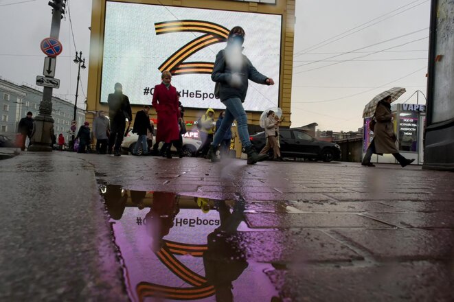 Saint-Pétersbourg, le 25 mars 2022. Un immense écran affiche le symbole « Z » en soutien à l’invasion russe en Ukraine. © Photo par Olga Maltseva / AFP
