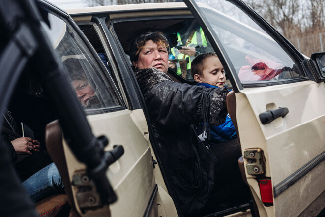 Des civils ukrainiens évacués arrivent à Zaporijia, le 30 mars 2022. © Photo Diego Herrera Carcedo / Anadolu via AFP