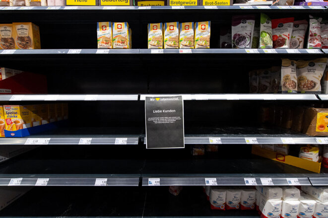 Neubiberg, Allemagne, 31 mars 2022. Quelques paquets de farine restent sur une étagère dans un supermarché. © Photo Sven Hoppe / dpa Picture-Alliance via AFP